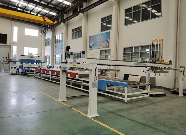 XYJ－3/1000 彈性地板模壓裁切成型生產(chǎn)線