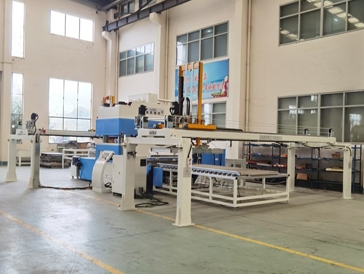 XYJ－3/1000 彈性地板模壓裁切成型生產(chǎn)線